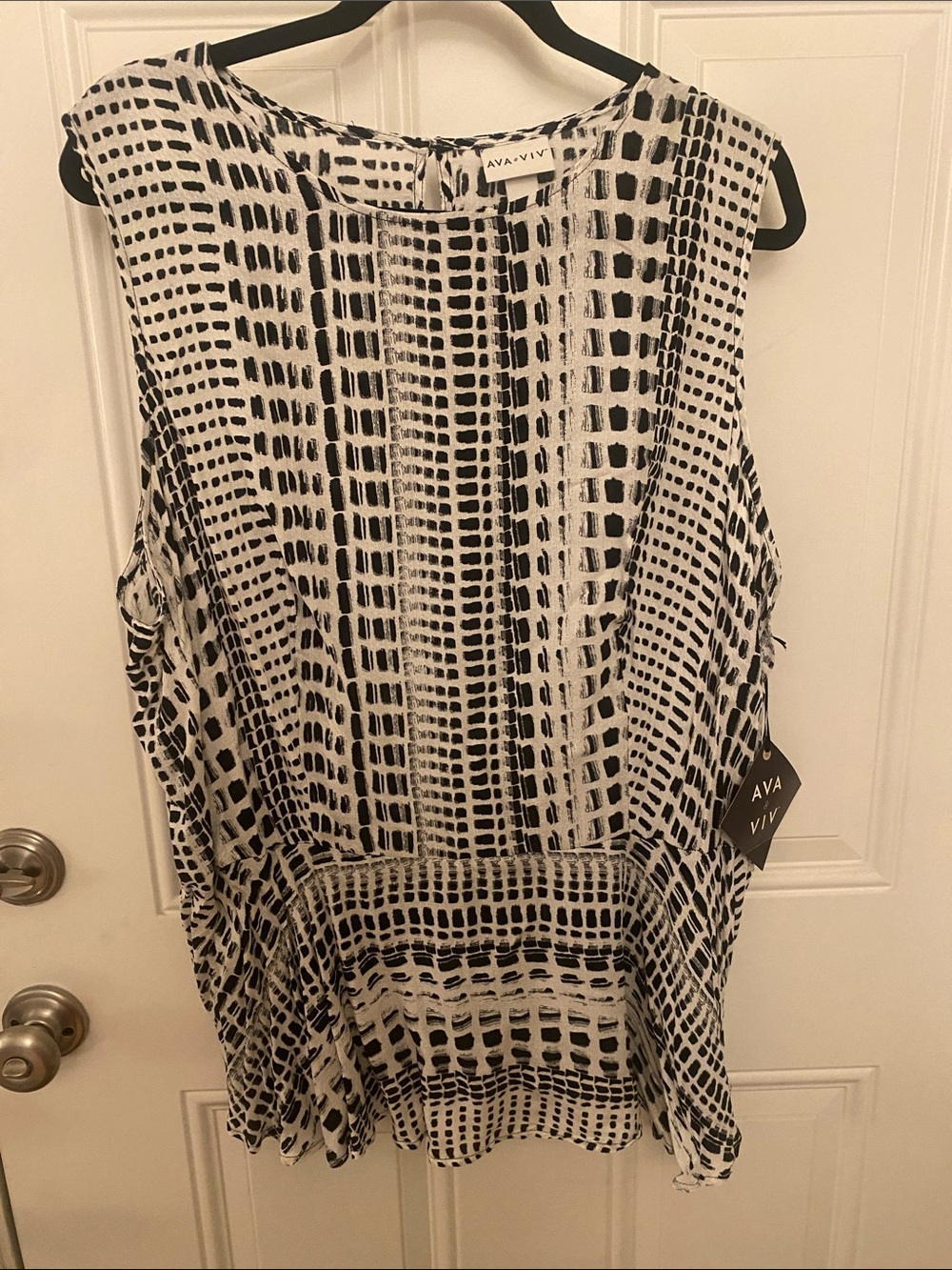 Ava & Viv Black and White Patterned Sleeveless Top 2X